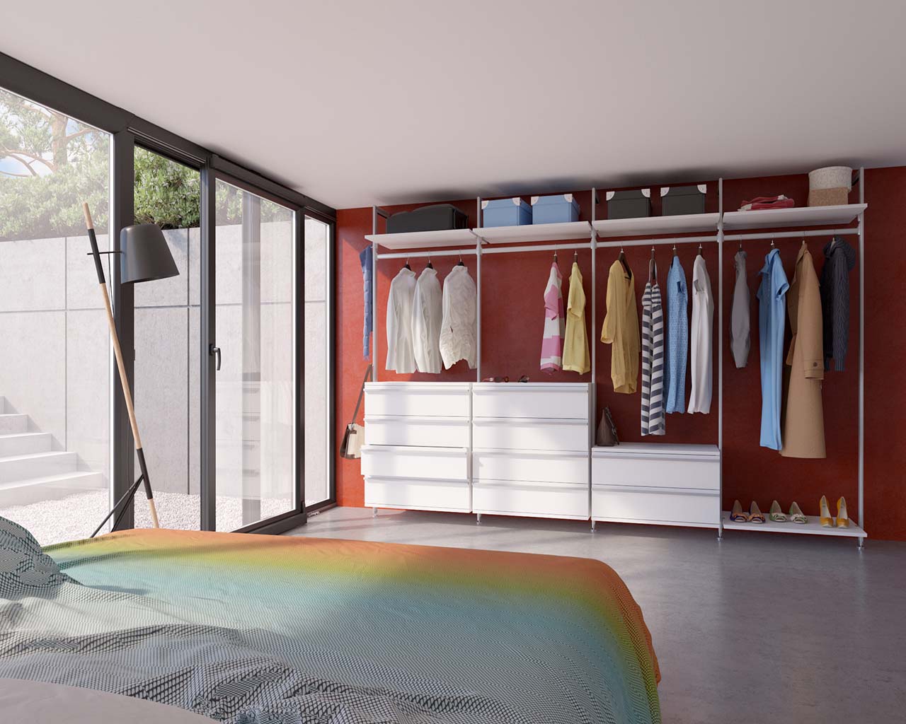 Ein Schlafzimmer mit einem Bett und einem offenen Kleiderschrank vor einer roten Wand, mit 10 Schubladen, 4 Kleiderstangen mit unterschiedlichen Hängehöhen mit Hemden, Blusen, Kleidern und Jacken, mit 5 Holzböden zur Ablage für Kleidung, Profile Silber, B