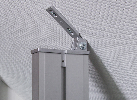 Boden-Dachschraegen-Profil Premium von frank Schranksysteme Bild mit einem eckigen Profil in Silber das an einer Dachschräge befestigt ist.