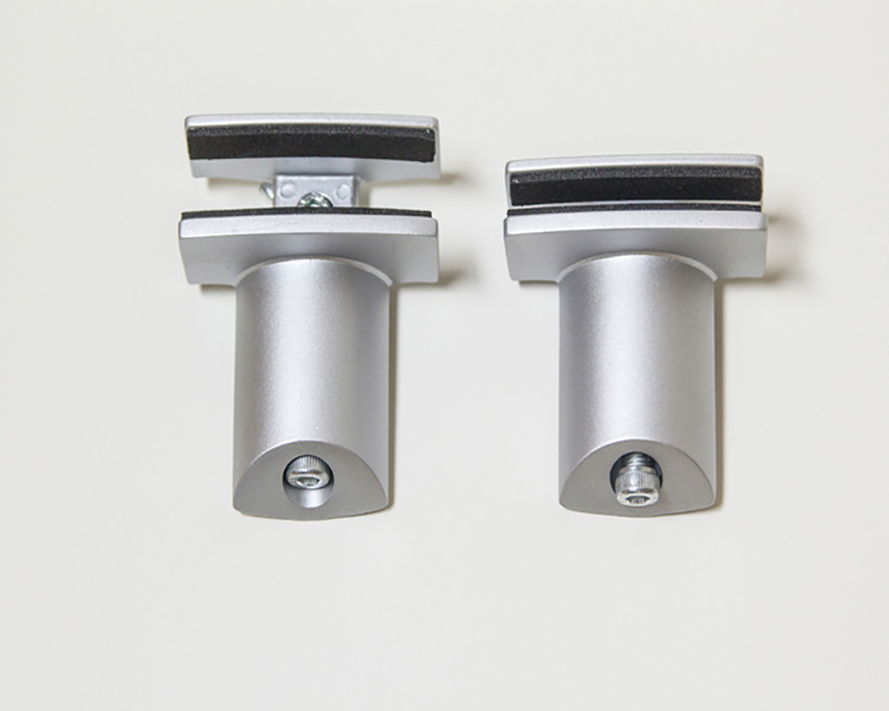 1 Set Bodenhalter aus der Produktlinie Soft zur Befestigung von Holz- und Glasböden an offenen Schranksystemen von frank Schranksysteme.