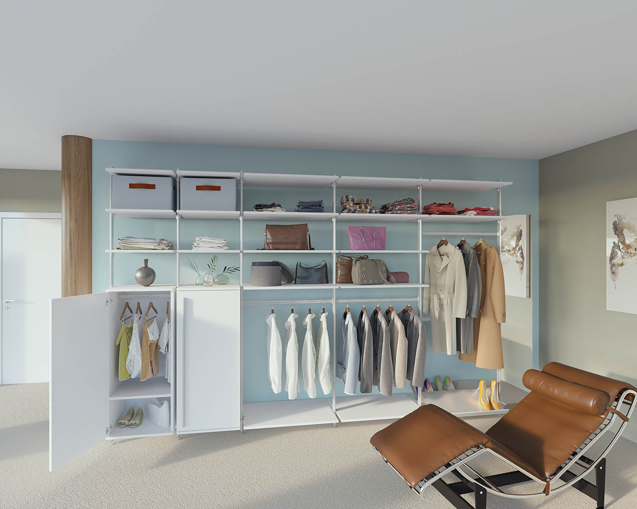 Ein eleganter weißer Kleiderschrank mit verschiedenen Kleidungsstücken vor einer hellblauen Wand und einem braunen Lederstuhl in einem stilvollen Raum mit Holzbalken.
