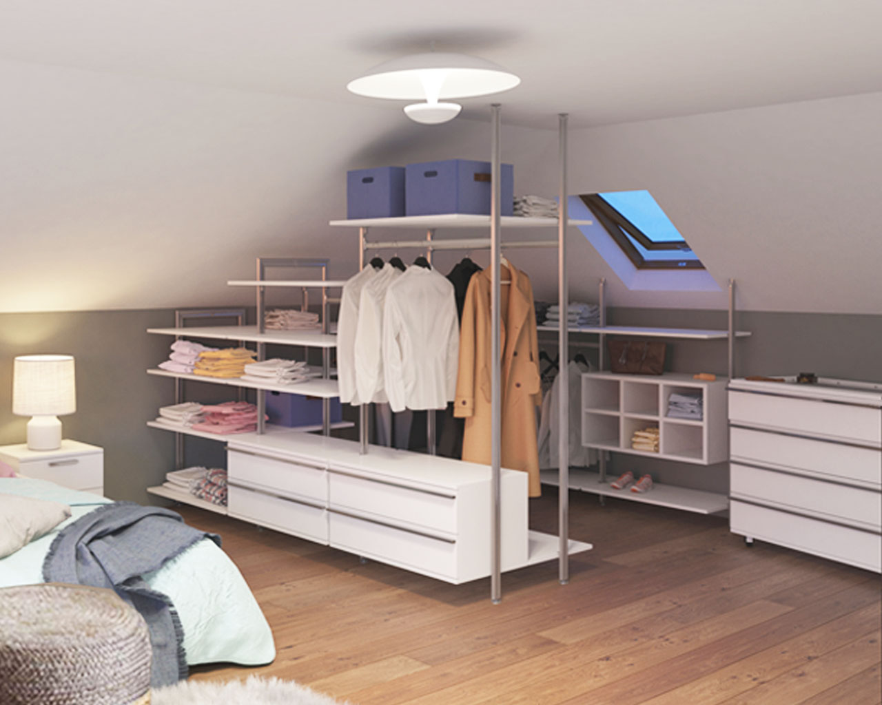 Ein Schlafzimmer unter dem Dach mit Dachschrägen und einem Treppenaufgang, mit einem Bett und einem geräumigen begehbaren Kleiderschrank und einer großen Kommode.