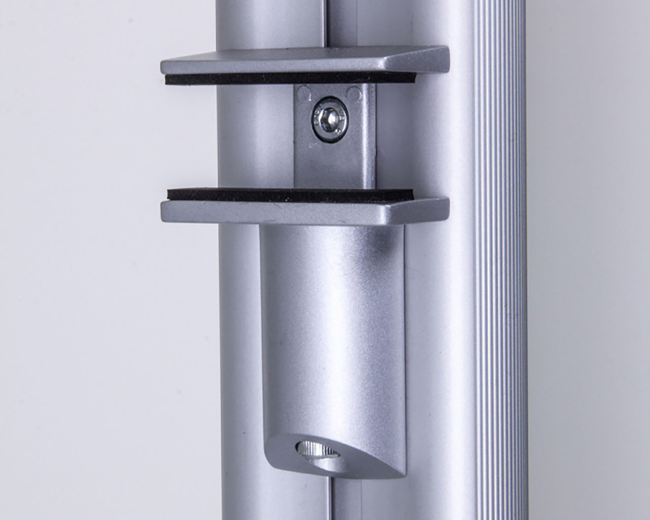 Bodenhalter am Soft Trägerprofil montiert für die Befestigung von 6 bis 25 mm dicken Holz- und Glasböden von frank Schranksysteme.