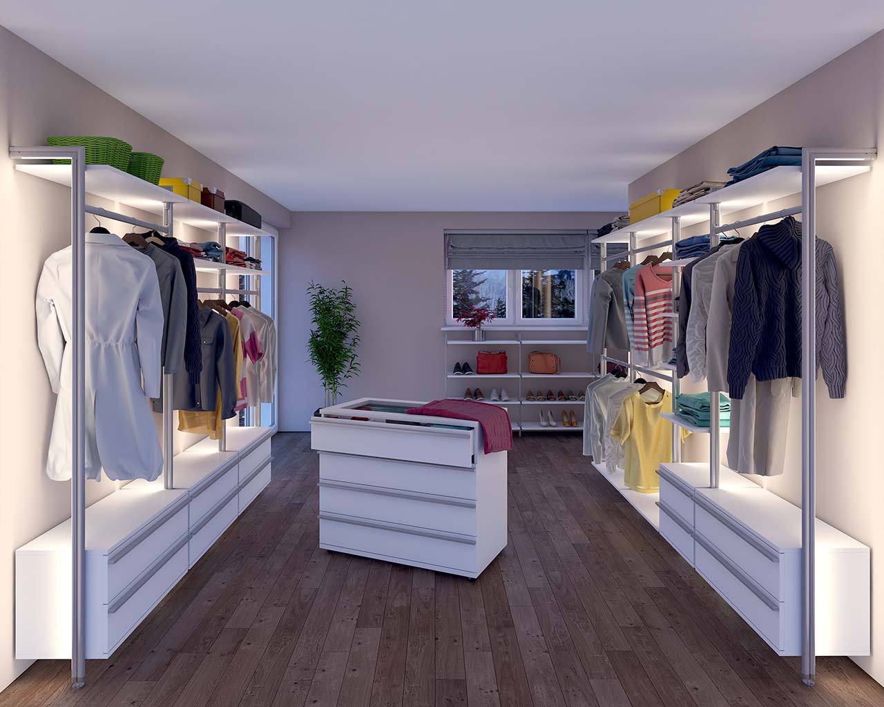 Geräumiger begehbarer Kleiderschrank, ausgestattet mit zwei gegenüberliegenden Schrankwänden für viel Kleidung und einem Schuh- und Taschenregal halbhoch unter einem Fenster.